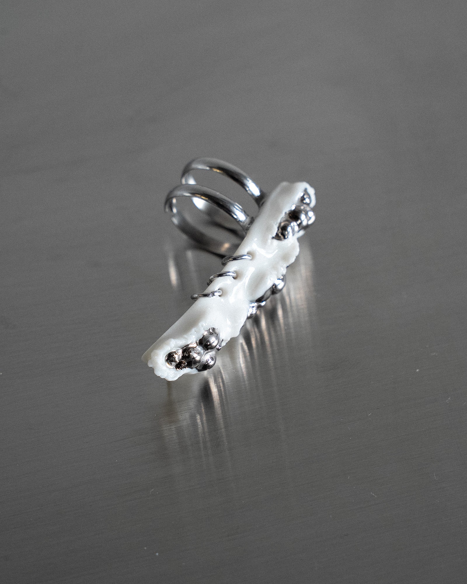 Porcelain Nail Ring “Platin” #1 (M) by Fatma Cankaya
